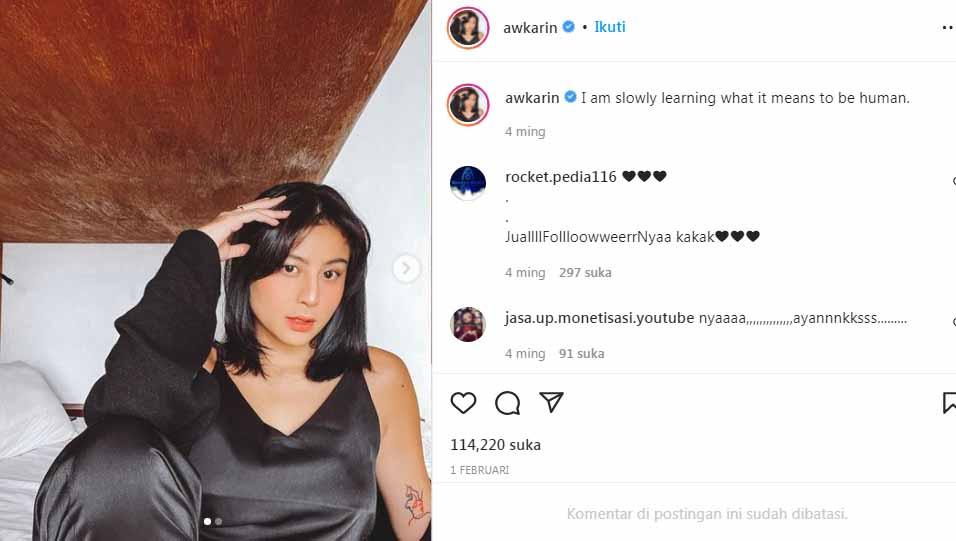 Selebgram kondang Karin Novilda atau yang akrab disapa Awkarin, pamer sedang asyik diving dengan memakai serba pink saat olahraga diving di Laboan Bajo.