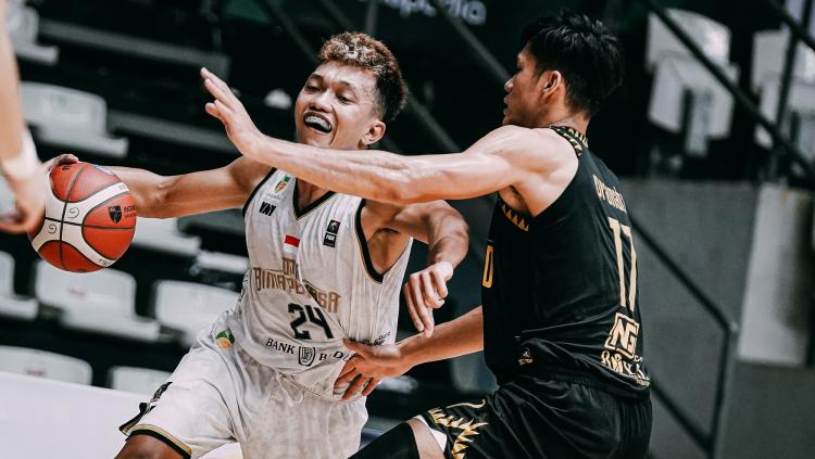 DNA Bima Perkasa Jogja (putih) dikalahkan NSH Mountain Gold Timika (hitam) 59-71 dalam lanjutan IBL 2022 di Hall A Basket, Senayan pada Jumat (04/03/22).