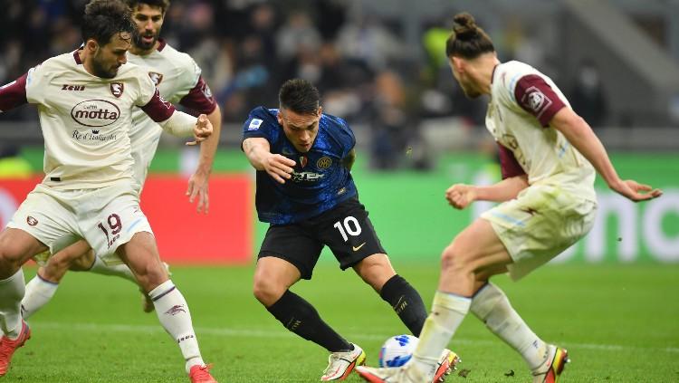 Lautaro Martinez (tengah) mencetak gol keduanya di laga Inter Milan vs Salernitana (05/03/22). (Foto: REUTERS/Daniele Mascolo) - INDOSPORT