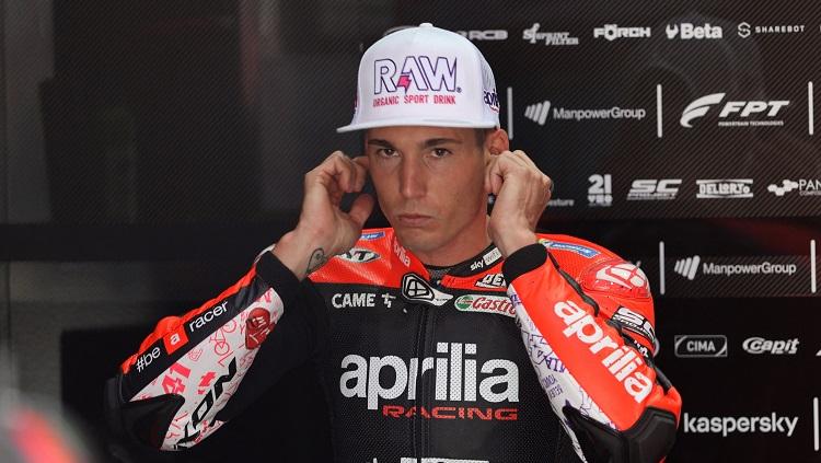 Jiwa bagi-bagi Aleix Espargaro tampaknya terus menyala akibat antusiasme fans Indonesia jelang dimulainya balapan MotoGP di Sirkuit Mandalika. (Foto: REUTERS/Ibraheem Al Omari)