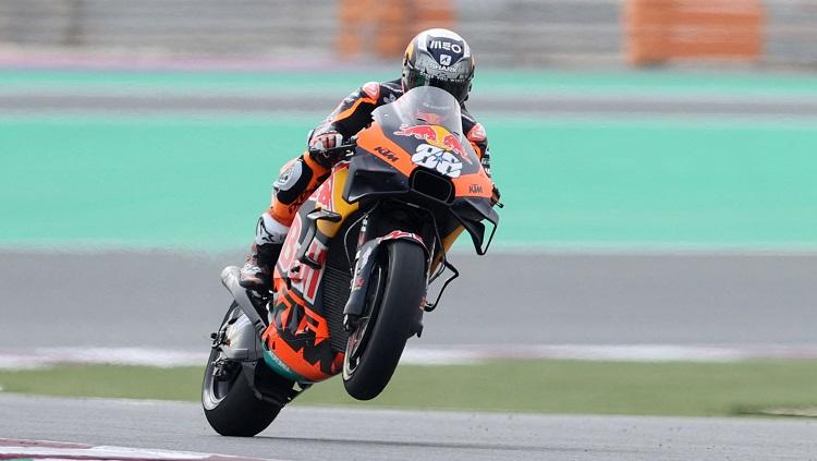 Pegawai hotel tempat Miguel Oliveira menginap mendadak tenar usai namanya disebut oleh sang pembalap Portugal karena memotivasinya menangi MotoGP Mandalika. (Foto: REUTERS/Ibraheem Al Omari) - INDOSPORT