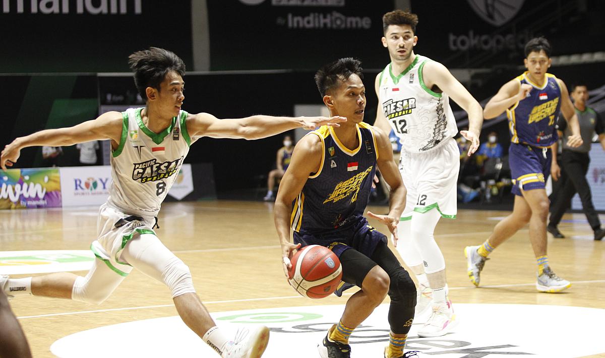 Pacific Caesar mampu mengalahkan Satya Wacana Salatiga 74-67 dalam lanjutan IBL 2022 di Hall A Basket Senayan, Sabtu (05/03/22).