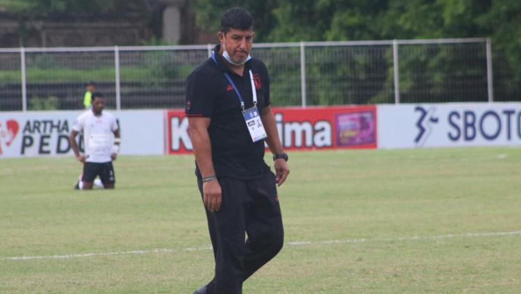 Pelatih Persipura, Alfredo Vera, buka suara soal hasil yang diraih timnya melawan Tira-Persikabo, Sabtu (05/03/22). Foto: Nofik Lukman Hakim/INDOSPORT.