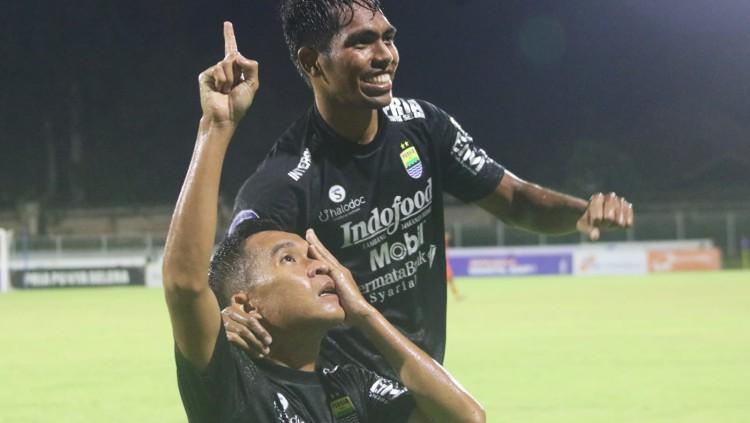 Selebrasi tutup satu mata pemain Persib Bandung, Erwin Ramdani di laga Persib vs Persiraja. (Foto : Nofik Lukman Hakim/INDOSPORT)
