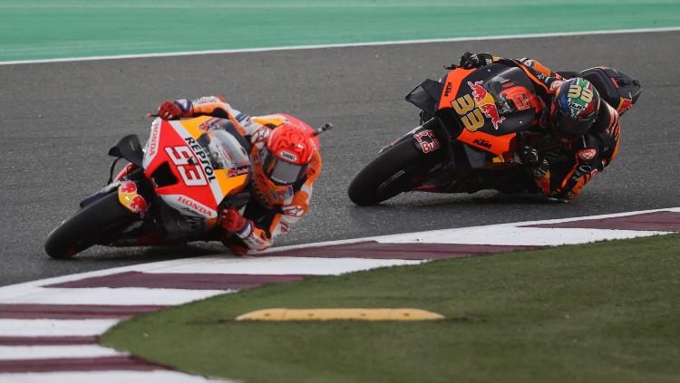 Aksi Marc Marquez (depan) dan Enea Bastianini (belakang) di kualifikasi MotoGP Qatar 2022 (05/03/22). Foto: REUTERS/Ibraheem Al Omari.