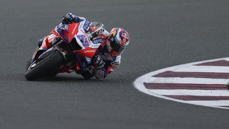 Aksi Jorge Martin di Kualifikasi MotoGP Qatar 2022 hingga berhasil merebut Pole Position (05/03/22). (Foto: REUTERS/Ibraheem Al Omari)