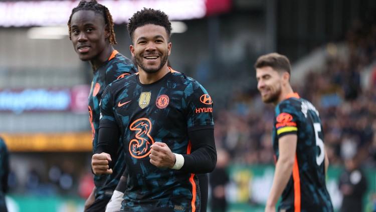 Bek kanan Chelsea, Reece James (tengah) merayakan golnya ke gawang Burnley (05/03/22). (Foto: Reuters/Molly Darlington)