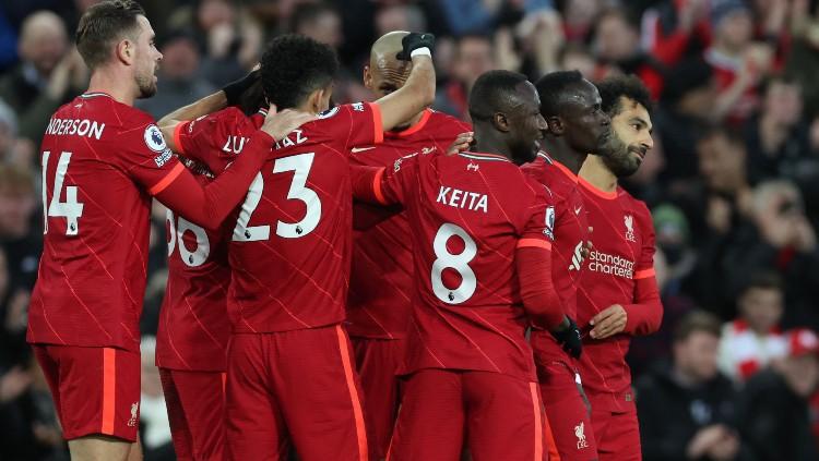 Para pemain Liverpool merayakan gol yang dicetak Sadio Mane ke gawang West Ham United (06/03/22). (Foto: REUTERS/Phil Noble) - INDOSPORT