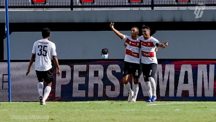 Para pemain Madura United merayakan gol Renan Silva (tengah) di laga Liga 1. (Foto: ligaindonesiabaru) - INDOSPORT
