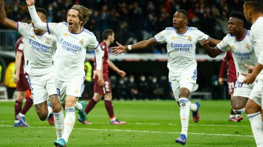 Luka Modric merayakan golnya di laga Real Madrid vs Real Sociedad (06/03/22). (Foto: REUTERS/Juan Medina)