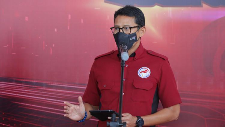 Menteri Pariwisata dan Ekonomi Kreatif (Menparekraf), Sandiaga Uno memperkenalkan teknologi yang bisa mengontrol hujan yang diterapkan di ajang MotoGP Mandalika 2022. - INDOSPORT