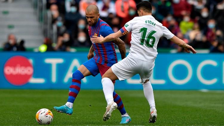 Marcelo dan Dani Alves yang sedang tidak punya klub usai dilepas Real Madrid dan Barcelona karena sudah tua berkemungkinan gabung Real Valladolid. (Foto: REUTERS/Pablo Morano)