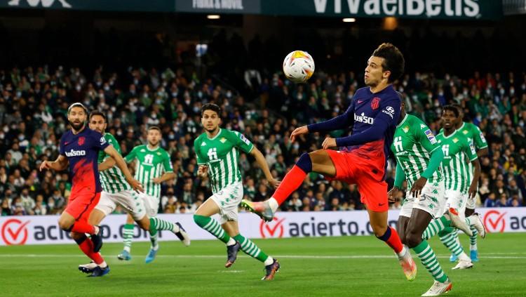 Joao Felix mencoba mengontrol bola di laga Real betis vs Atletico Madrid dalam ajang Liga Spanyol (07/03/22). (Foto: REUTERS/Marcelo Del Pozo) - INDOSPORT