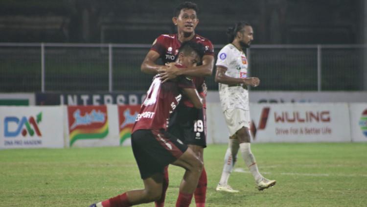 Striker Bali United, Lerby Eliandry saat merayakan kemenangan bersama rekannya, Rizky Sanjaya Pellu. Foto: Nofik Lukman Hakim