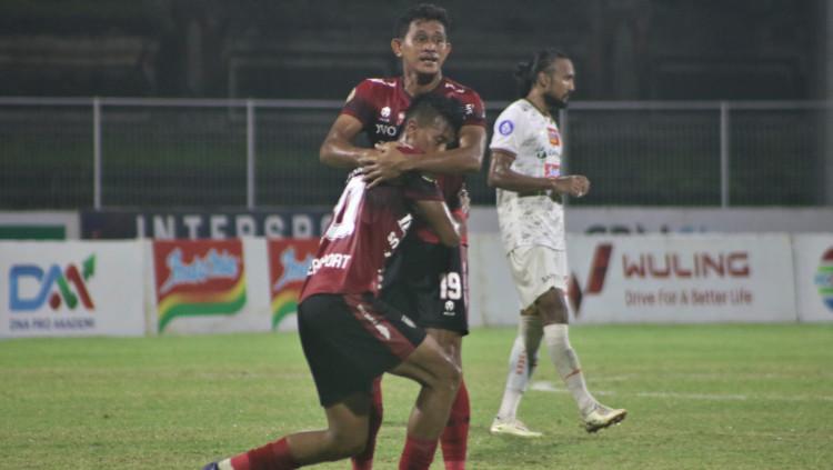 Striker Bali United, Lerby Eliandry saat merayakan kemenangan bersama rekannya, Rizky Sanjaya Pellu. Foto: Nofik Lukman Hakim - INDOSPORT