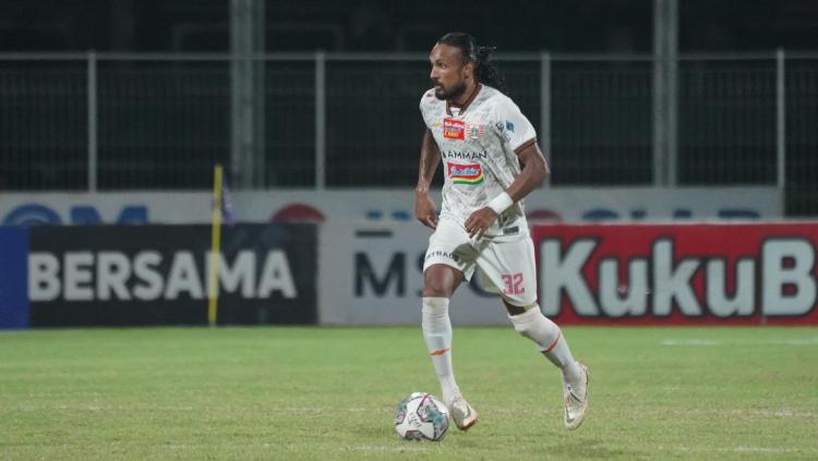 Aksi Rohit Chand membawa bola ke arah gawang Bali United pada pekan  ke-29 Liga 1 di Stadion Ngurah Rai, Minggu (06/03/33).