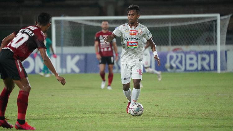 Striker Persija, Osvaldo Haay dibayangi pemain Bali United, Brwa Nouri pada pekan ke-29 Liga 1 di Stadion Ngurah Rai, Minggu (06/03/33).