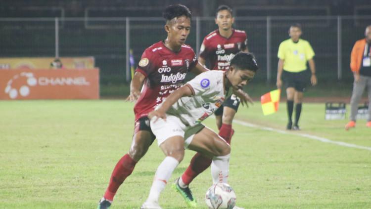 Winger Bali United, M Rahmat mencoba merebut bola dari bek Persija, Rio Fahmi pada pekan ke-29 Liga 1 di Stadion Ngurah Rai, Minggu (06/03/33).