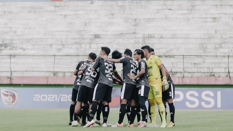 Skuat Persipa Pati berdoa sebelum bertanding.