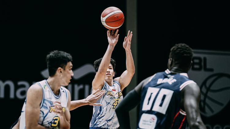 Prawira Bandung (putih) berhasil mengalahkan Indonesia Patriots (hitam) 74-51 dalam lanjutan IBL 2022 di Hall A Basket Senayan, Senin (07/03/22).