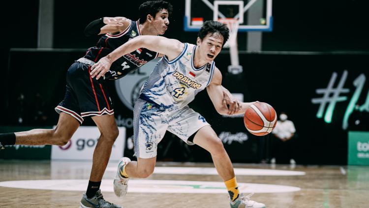 Prawira Bandung (putih) berhasil mengalahkan Indonesia Patriots (hitam) 74-51 dalam lanjutan IBL 2022 di Hall A Basket Senayan, Senin (07/03/22).