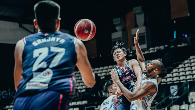 Prawira Bandung (putih) berhasil mengalahkan Indonesia Patriots (hitam) 74-51 dalam lanjutan IBL 2022 di Hall A Basket Senayan, Senin (07/03/22).