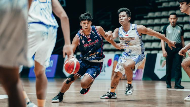 Prawira Bandung (putih) berhasil mengalahkan Indonesia Patriots (hitam) 74-51 dalam lanjutan IBL 2022 di Hall A Basket Senayan, Senin (07/03/22).