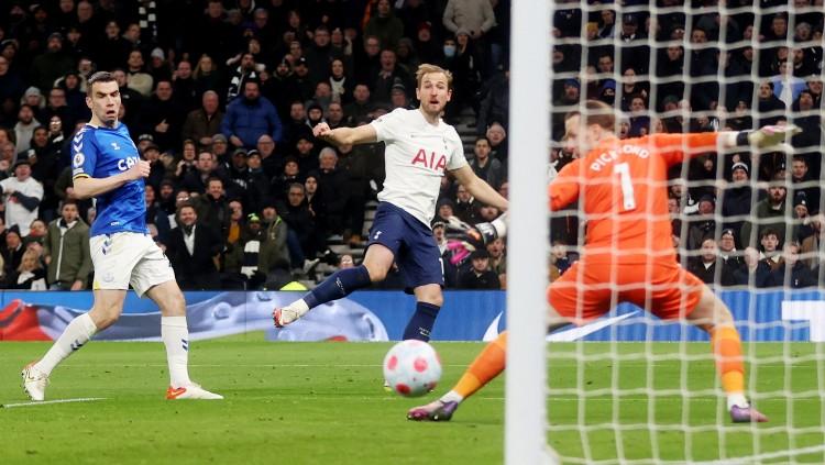 Harry Kane mencetak gol keduanya di laga Liga Inggris antara Tottenham Hotspur vs Everton (08/03/22). (Foto: Reuters/Matthew Childs) - INDOSPORT