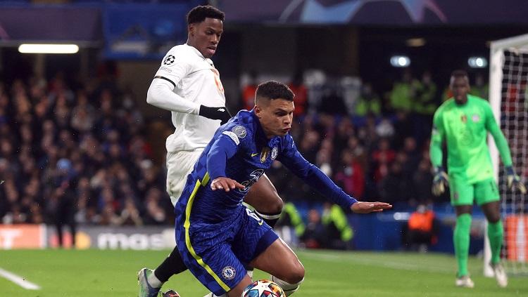 Jonathan David, penyerang Lille, saat berduel dengan bek Chelsea yakni Thiago Silva (Foto: Reuters/Matthew Childs)