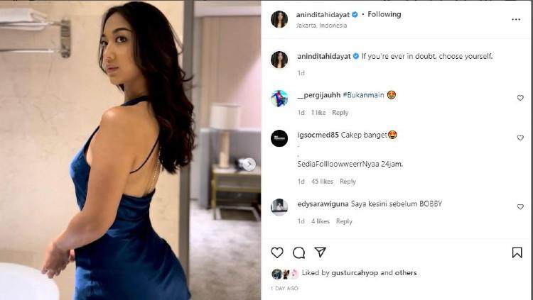 Selebgram pegiat workout, Anindita Hidayat, tampak seksi saat rasakan kesegaran di kolam renang. Netizen auto minder melihat ekspresinya yang mengintimidasi. - INDOSPORT