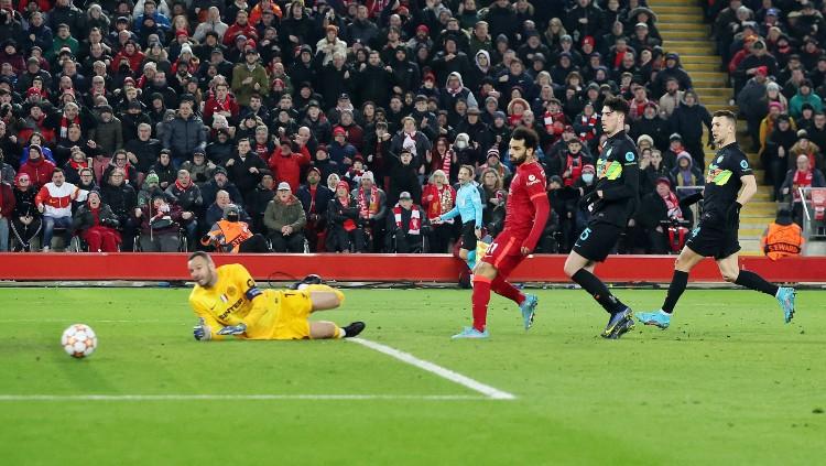 Mohamed Salah melepaskan tembakan yang hanya membentur tiang gawang di laga Liverpool vs Inter Milan (09/03/22). (Foto: REUTERS/Phil Noble) - INDOSPORT