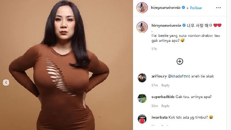 Tante Ernie berpose ngedoprak mengenakan sports bra abu-abu sukses bikin netizen penasaran dengan caption Instagram buah-buahannya.