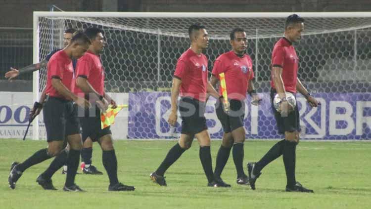 Penambahan dua asisten wasit pada pertandingan Liga 1 2021/2022. Foto : Nofik Lukman Hakim/INDOSPORT