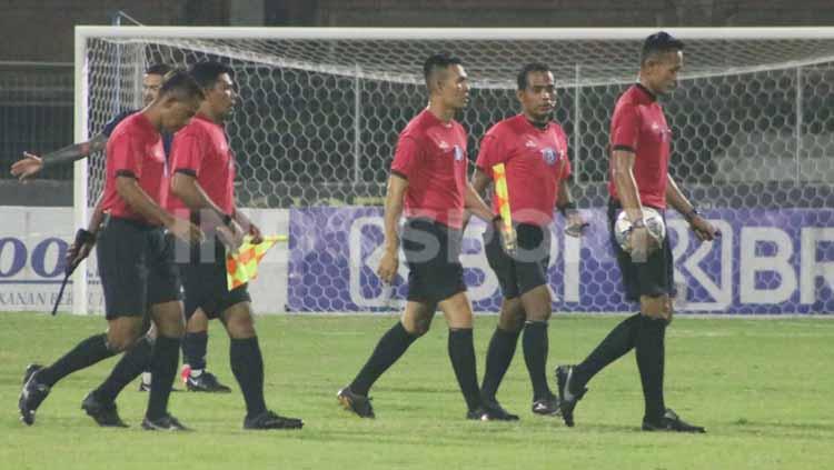 Penambahan dua asisten wasit pada pertandingan Liga 1 2021/2022. Foto : Nofik Lukman Hakim/INDOSPORT - INDOSPORT
