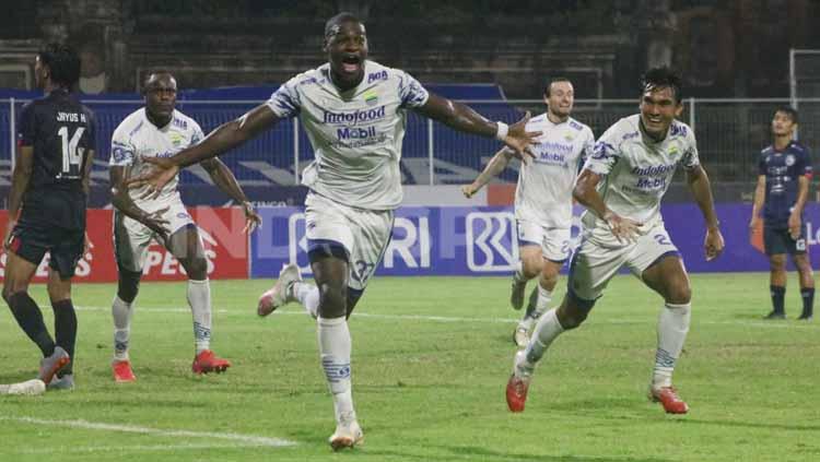 Seleberasi penyerang Persib Bandung, Bruno Cantanhede usai menjebol gawang Arema FC. Foto : Nofik Lukman Hakim/INDOSPORT