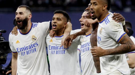 Pemain Real Madrid melakukan selebrasi usai menang atas PSG dengan skor 3-1. FOTO: REUTERS/Susana Vera