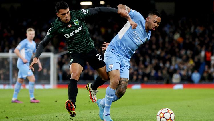 Pedro Porro berusaha gagalkan aksi Gabriel Jesus di leg 11 Liga Champions. FOTO: Reuters/Lee Smith