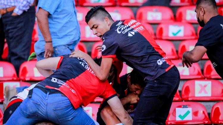 Kerusuhan terjadi di Liga MX antara Queretaro vs Atlas belum lama ini. Foto: REUTERS/Victor Pichardo. - INDOSPORT