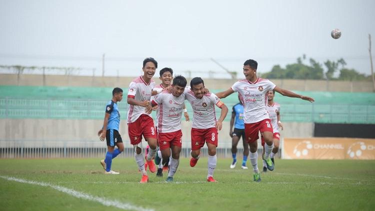 Pemain Karo United melakukan selebrasi usai menceploskan gol ke gawang PS Siak dalam pertandingan Liga 3.