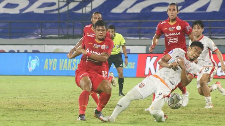 Penyerang Persija Jakarta, Taufik Hidayat melepaskan sepakan yang dihadang bek Borneo FC, Wildansyah dalam laga Liga 1 2021/2022. (Foto: Nofik Lukman Hakim/INDOSPORT)