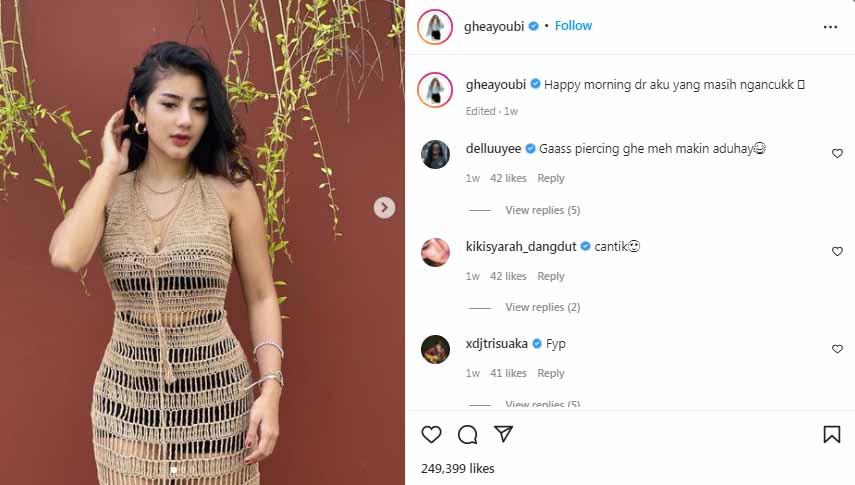 WAGs Arema FC sekaligus kekasih Gian Zola, Ghea Youbi tampil seksi maksimal saat memamerkan body goalsnya dengan pose menggoda mengenakan seragam Jepang.