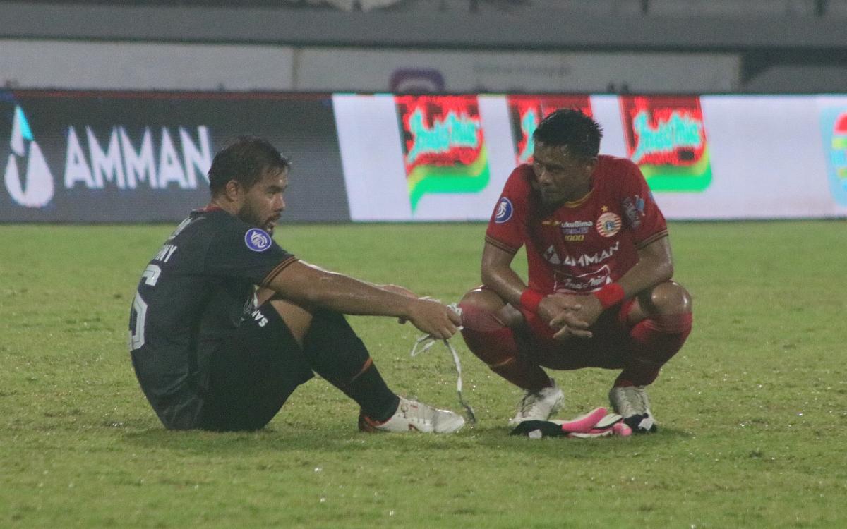 Dua senior Persija Jakarta, Maman Abdurrahman dan Andritany Ardhiyasa berdiskusi setelah timnya dikalahkan Borneo FC 2-1 dalam laga pekan ke-30 BRI Liga 1 2021/2022, Kamis (10/03/22).