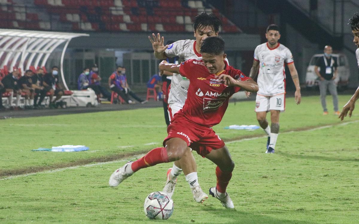 Pergerakan bek Persija Jakarta, Ilham Rio Fahmi dibayangi gelandang Borneo FC, Wahyudi Hamisi dalam laga pekan ke-30 BRI Liga 1 2021/2022, Kamis (10/3/22). - INDOSPORT
