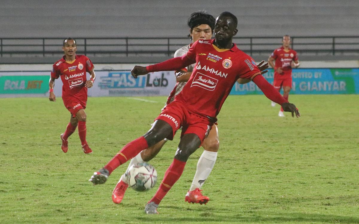 Pergerakan gelandang Persija Jakarta, Makan Konate dibayangi gelandang Borneo FC, Kei Hirose, dalam laga pekan ke-30 BRI Liga 1 2021/2022, Kamis (10/3/22).