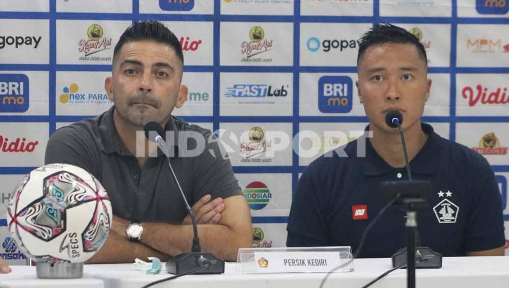 Pelatih Persik Kediri, Javier Roca bersama Arthur Irawan. Foto : Nofik Lukman Hakim/Indosport.com - INDOSPORT