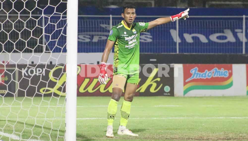 Kiper Persib Bandung, Teja Paku Alam. Foto: Nofik Lukman Hakim/Indosport.com.