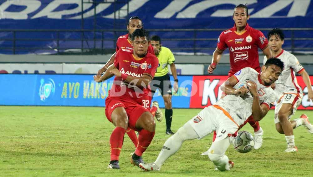 Penyerang Persija Jakarta, Taufik Hidayat melepaskan sepakan yang dihadang bek Borneo FC, Wildansyah dalam laga Liga 1 2021/2022. Foto : Nofik Lukman Hakim/Indosport.com