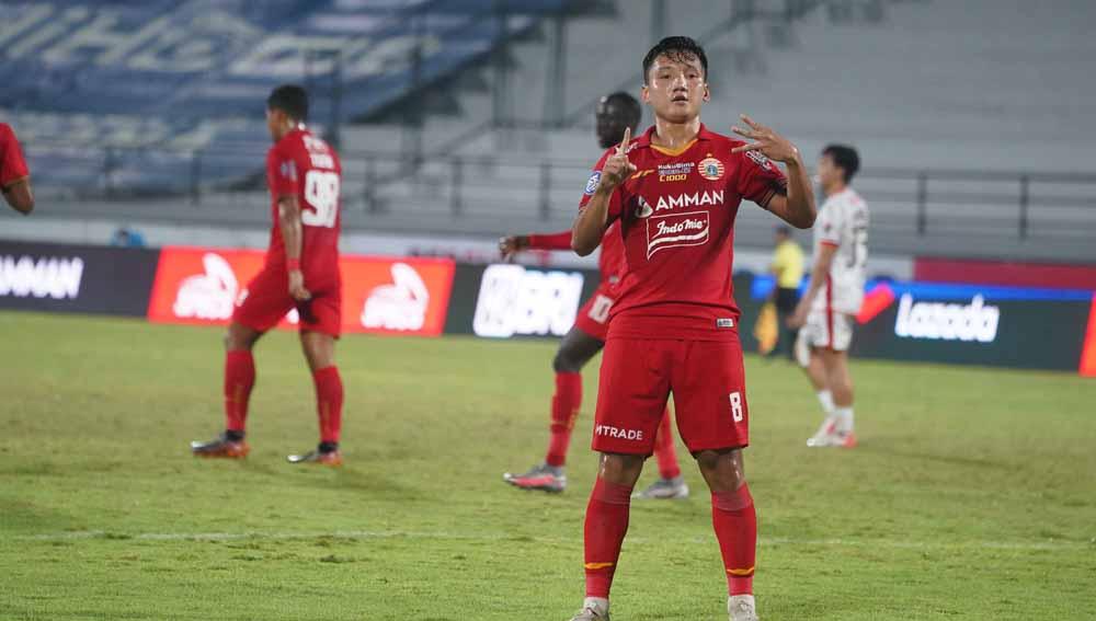Gelandnag Persija, Syahrian Abimanyu mendapat kartu merah pada laga menghadapi Borneo FC pada pekan ke-30 Liga 1, Kamis (10/03/22). - INDOSPORT