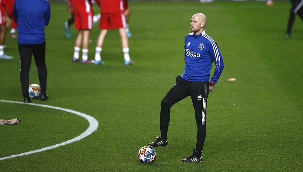 Erik ten Hag melakukan hal manis saat berpamitan dengan skuat besutannya di Ajax Amsterdam sebelum memulai pekerjaannya di Manchester United. Foto: REUTERS/Pedro Nunes