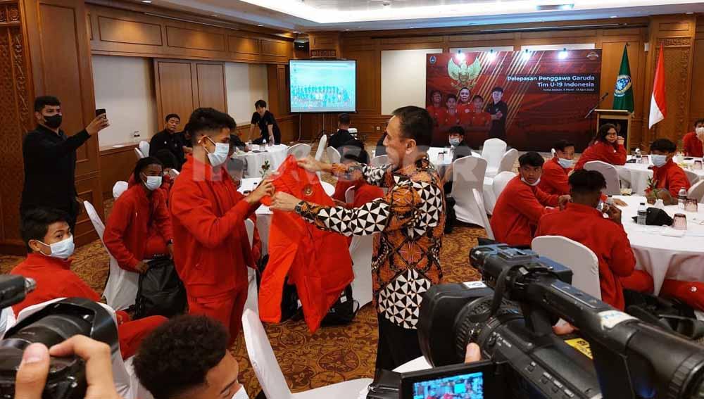 Ketua Umum PSSI, Mochamad Iriawan mengecek persiapan Timnas U19 jelanh berangkat tc ke korea selatan. Foto: Zainal Hasan/Indosport.com
